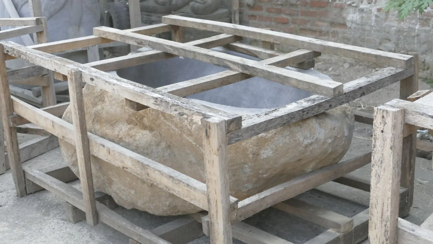  Product image 3 of the product “Basin from Riverstone, Natural surface, polished inside. Length 133 cm, Width 92 cm, Height 53 cm, Depth 36 cm. ”